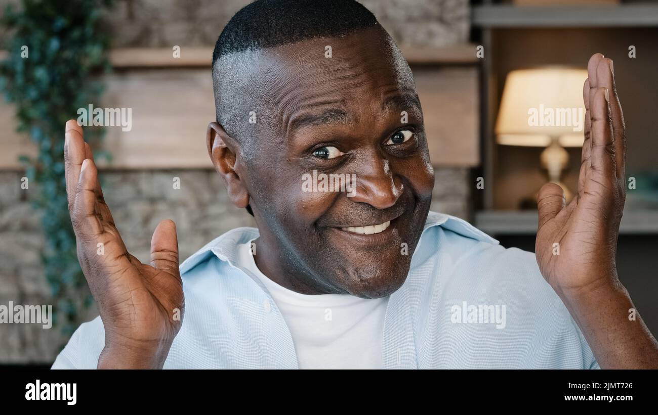 Männlich Porträt glücklich Gesicht Comic reifen afroamerikanischen Mann emotional gut aussehend Erwachsene verspielt Rentner bedeckt Kopf mit Handflächen versteckt Gesicht tun Grimassen Stockfoto