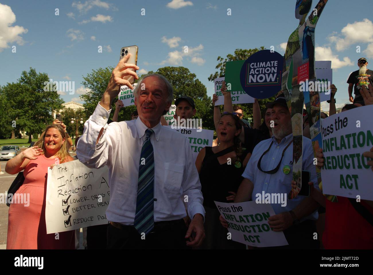 Washington, DC, 07. August 2022, US-Senator Edward Markey (D-Mass.) zeichnet ein Video für soziale Medien mit Unterstützern auf, nachdem der Senat das Inflationsreduktionsgesetz verabschiedet hat. Quelle: Philip Yabut/Alamy Live News Stockfoto