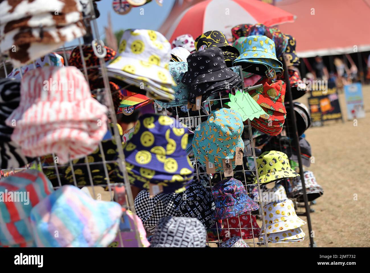 Schaufelhüte werden bei einem Musikfestival in Wickham, Hampshire, Großbritannien, zum Verkauf angeboten. Stockfoto
