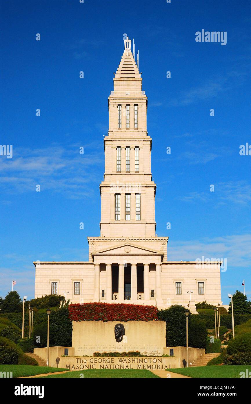 Das George Washington Masonic National Memorial befindet sich in einer parkähnlichen Lage in Alexandria, Virginia, in der Nähe von Washington DC und ist ein Freimaurergebäude Stockfoto