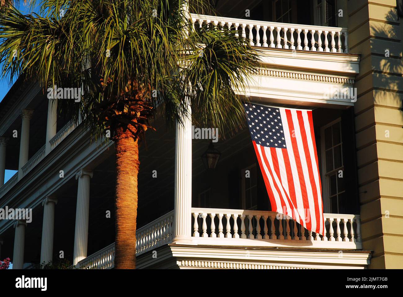 Amerikanische Flagge hängt von einem Balkon, Charleston SC Stockfoto