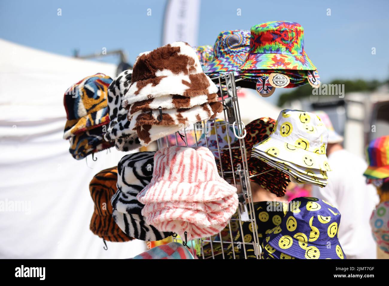 Schaufelhüte werden bei einem Musikfestival in Wickham, Hampshire, Großbritannien, zum Verkauf angeboten. Stockfoto