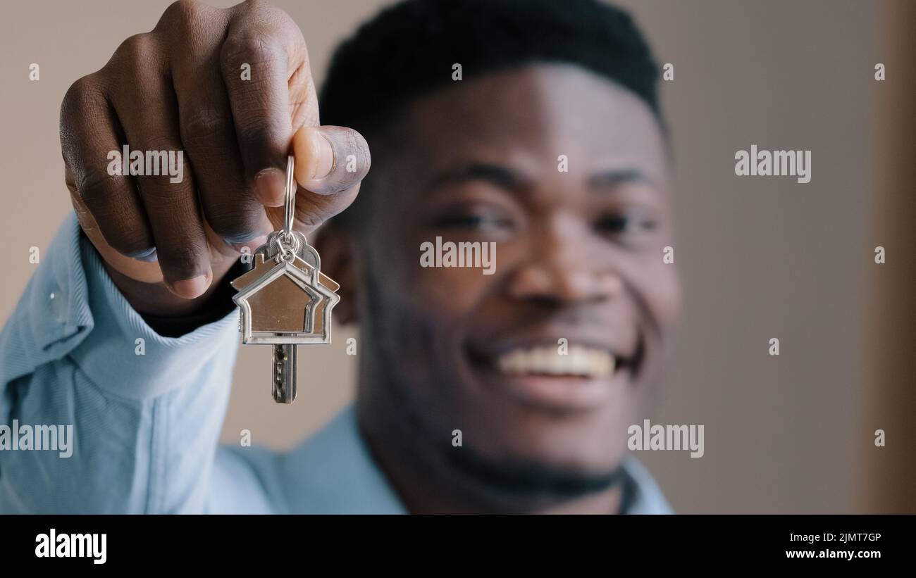 Überglücklich junger afroamerikanischer Mann glücklich Hausbesitzer makler gewinnen Wohnung im Lotto aufgeregt jungen Mann eigene Wohnung Käufer Immobilienmakler zeigt Bunc Stockfoto