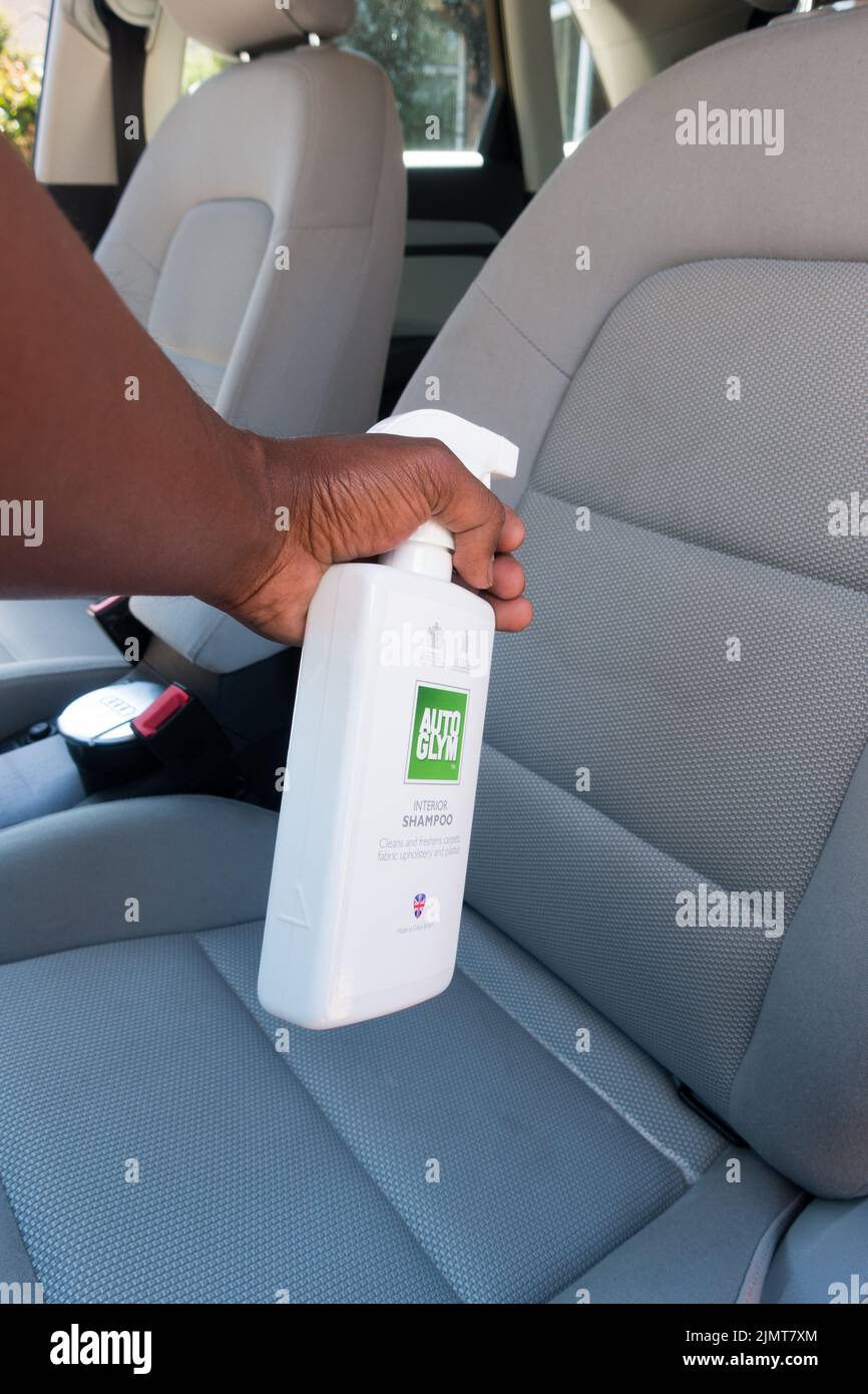 Autoinnenreinigungsstoff mit Auto Glym Spray Stockfoto