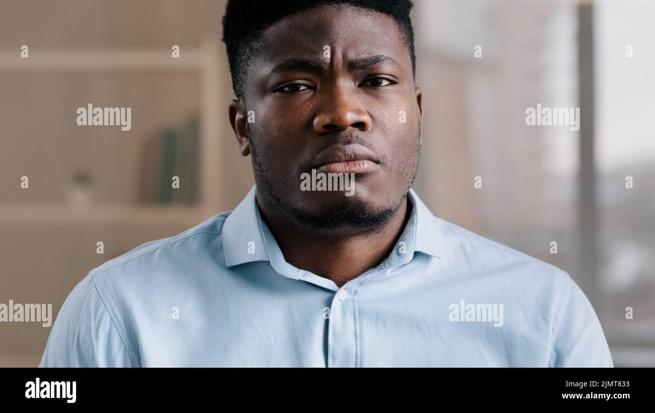 Nahaufnahme männliche Porträt von verwirrt schockiert afroamerikanischen Millennial 30s Mann jungen erwachsenen Kerl Arbeiter fühlen Unmut unzufrieden Emotion Abneigung Stockfoto