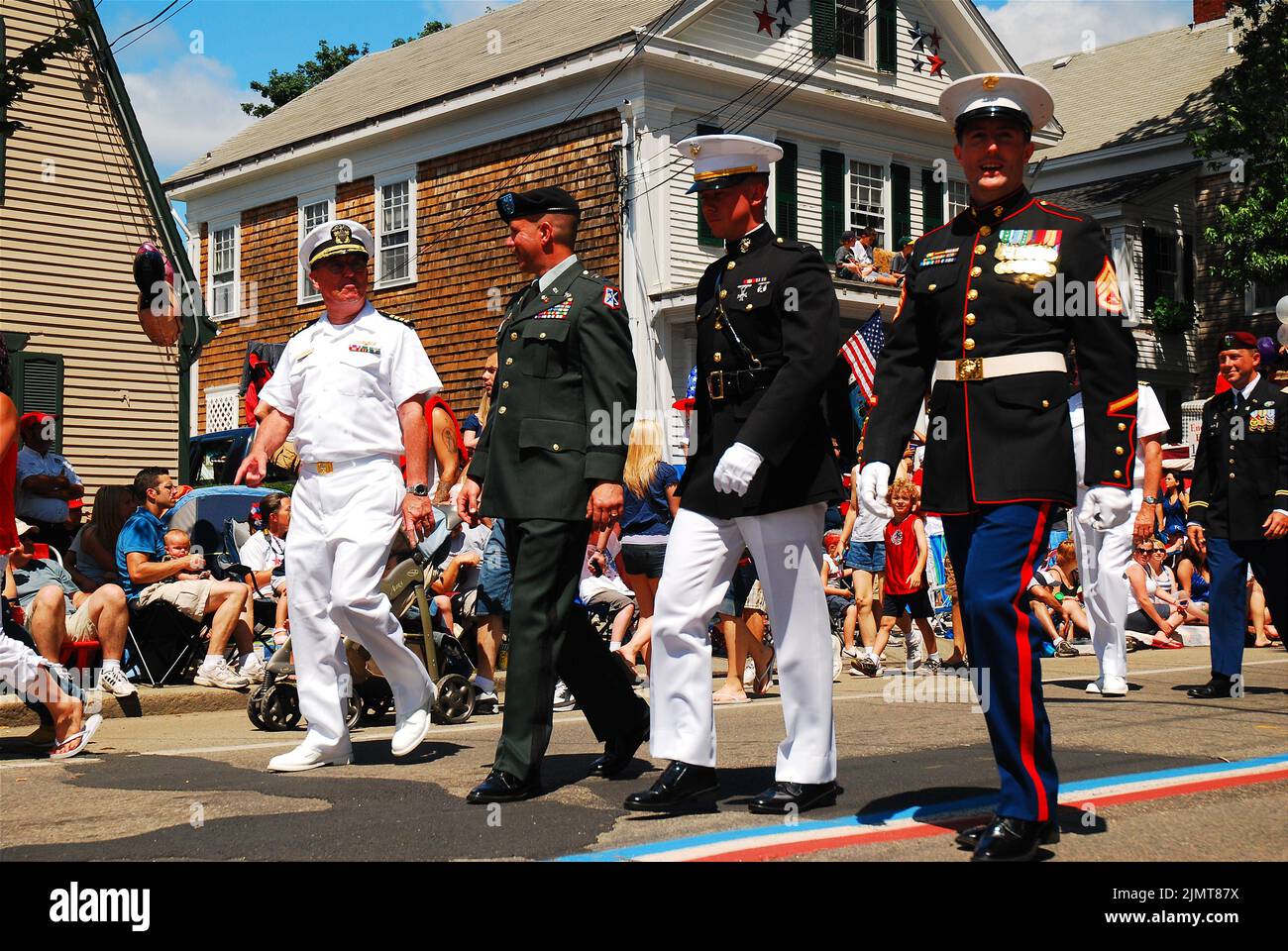 Stellvertretend für alle vier Haupttäge des Militärs nehmen die Demonstranten an der ältesten Parade am 4. Juli in den USA in Bristol Rhode Island Teil Stockfoto