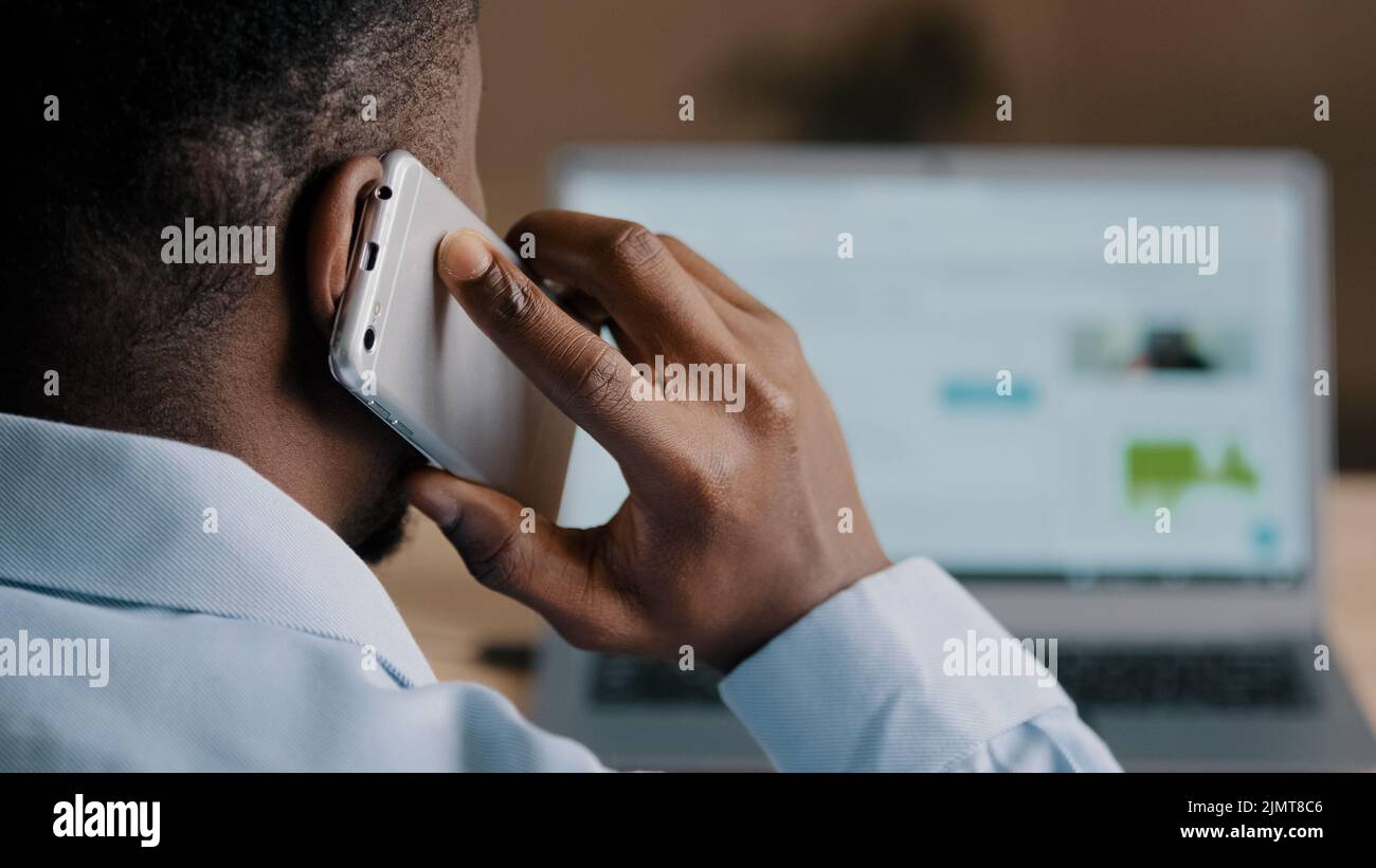 Rückseite unbekannt afroamerikanischen Mann junge Geschäftsmann Web-Designer Blick auf Laptop-Bildschirm surfen Internet-Website Scroll-Seite Schnittstelle in sozialen Stockfoto