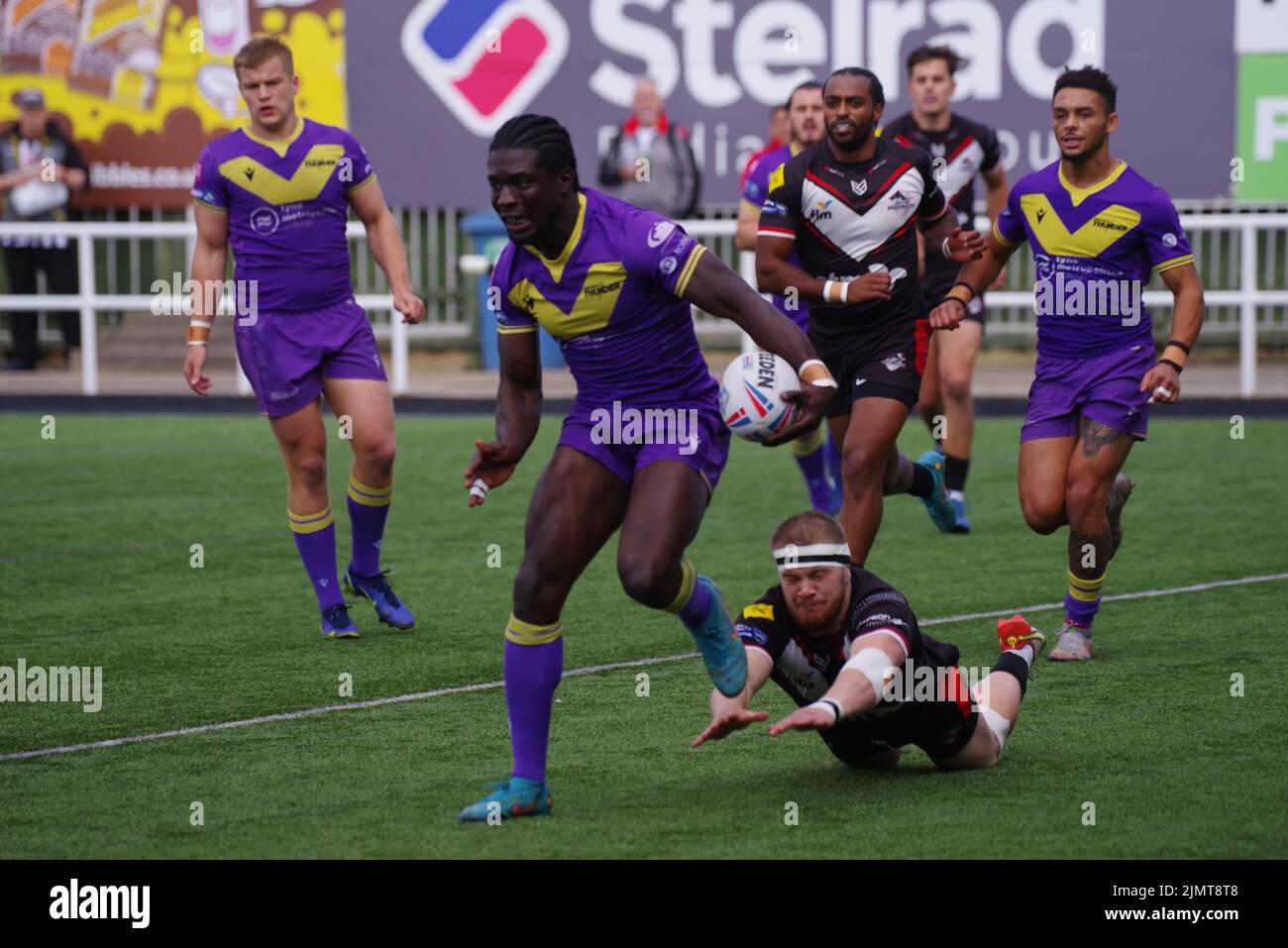 Newcastle upon Tyne, England, 7. August 2022. Gideon Boafo von Newcastle Thunder, der bei einem Spiel gegen London Broncos in der Betfred Championship im Kingston Park hinter seiner Try Line ein Tackle ausweichen konnte. Quelle: Colin Edwards Stockfoto