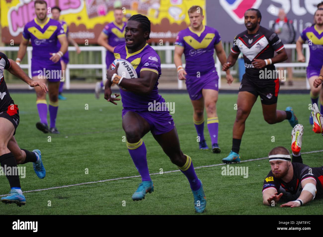 Newcastle upon Tyne, England, 7. August 2022. Gideon Boafo von Newcastle Thunder, der bei einem Spiel gegen London Broncos in der Betfred Championship im Kingston Park hinter seiner Try Line ein Tackle ausweichen konnte. Quelle: Colin Edwards Stockfoto