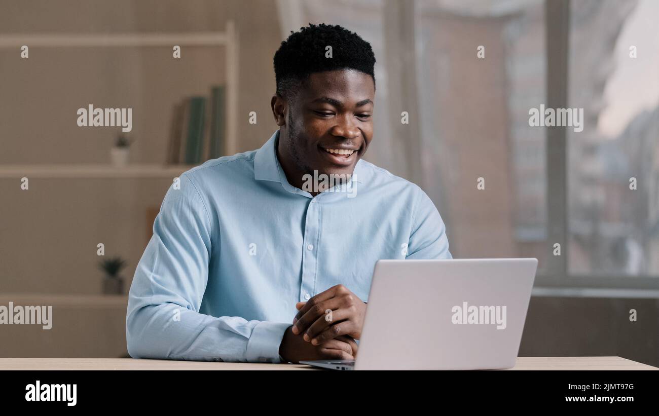 afroamerikanischer Geschäftsmann junger professioneller Arbeiter Erzieher Lehrer Millennial lächelnder Kerl Gespräch Videoanruf am Computer Blick auf Webcam Online-Chat Stockfoto