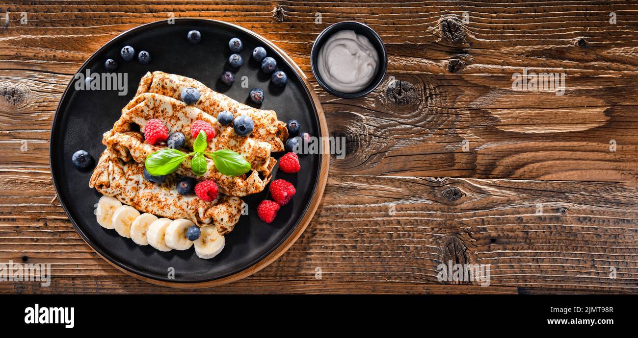 Ein Teller Pfannkuchen mit Käse und Obst Stockfoto