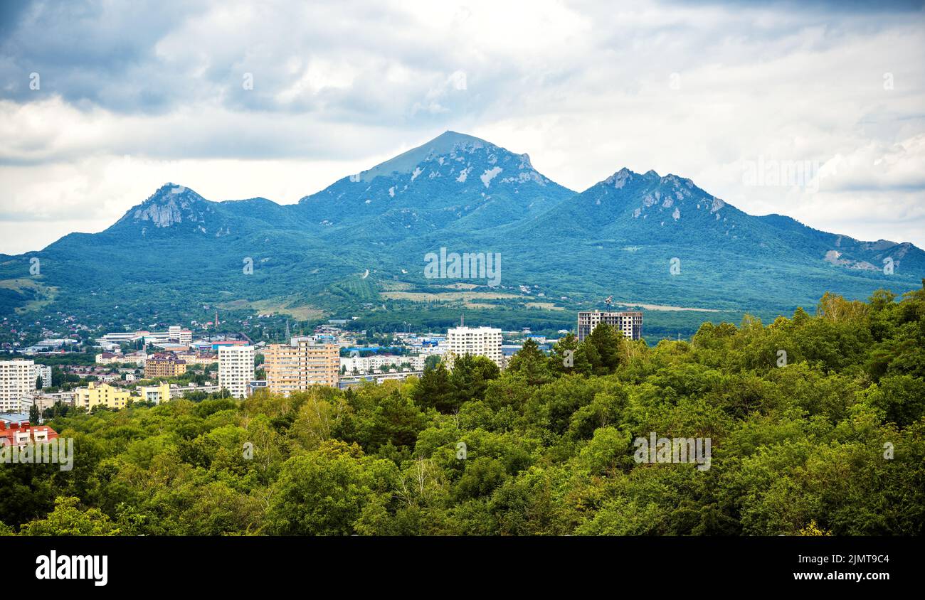 Landschaft von Pyatigorsk, Blick auf die Stadt auf Beschtau Berg Hintergrund, Russland. Dieser Berg ist das Wahrzeichen der Region Stavropol. Malerisches Panorama von Pyatigorsk Stockfoto