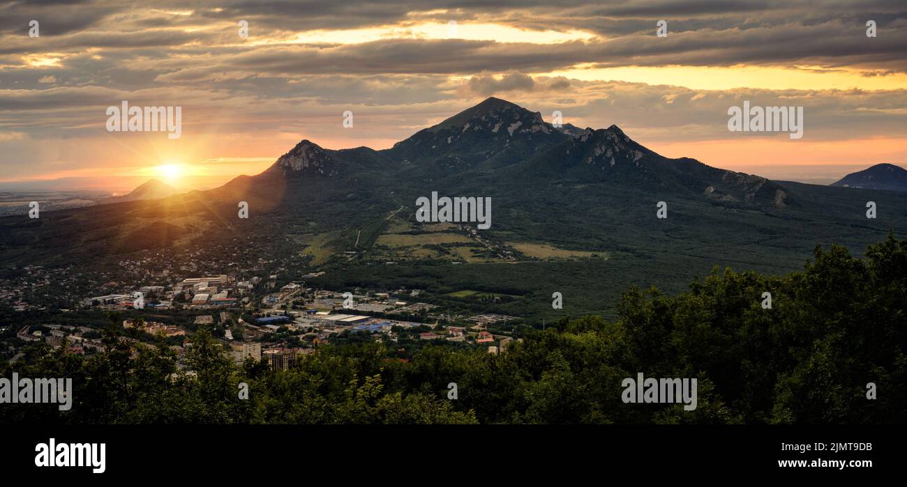 Landschaft von Pyatigorsk bei Sonnenuntergang, Blick auf die Stadt von Beschtau Mount Hintergrund, Russland. Dieser Berg ist das Wahrzeichen der Region Stavropol. Landschaftliches Panorama von P Stockfoto