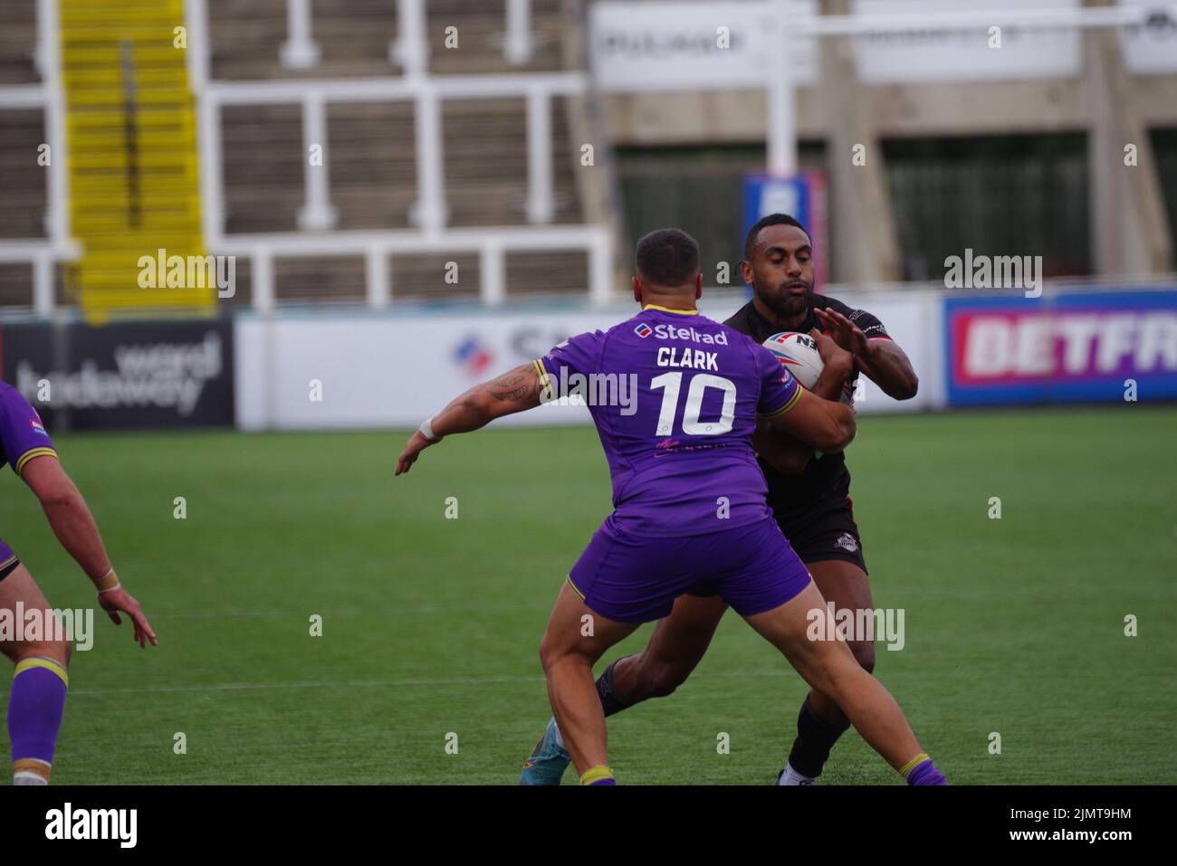 Newcastle upon Tyne, England, 7. August 2022. Siti Moceidreke von London Broncos und Mitch Clark von Newcastle Thunder spielen bei der Betfred Championship im Kingston Park. Quelle: Colin Edwards Stockfoto