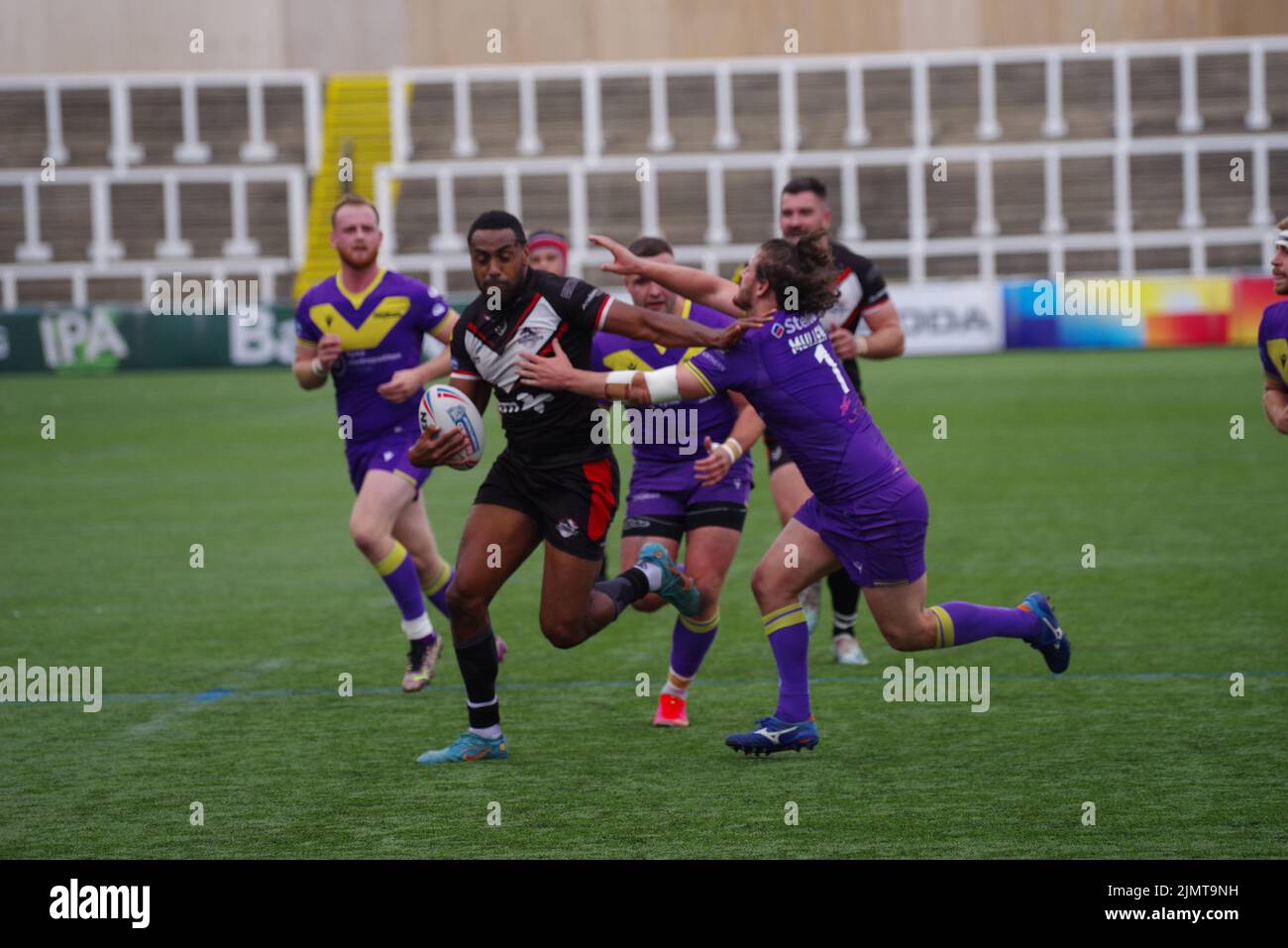 Newcastle upon Tyne, England, 7. August 2022. Craig Mullen von Newcastle Thunder versucht, Siti Moceidreke von London Broncos in der Betfred Championship im Kingston Park zu bekämpfen. Quelle: Colin Edwards Stockfoto