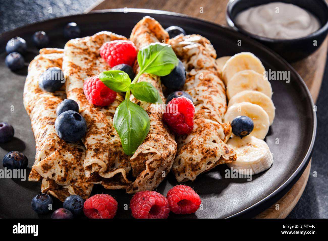 Ein Teller Pfannkuchen mit Käse und Obst Stockfoto