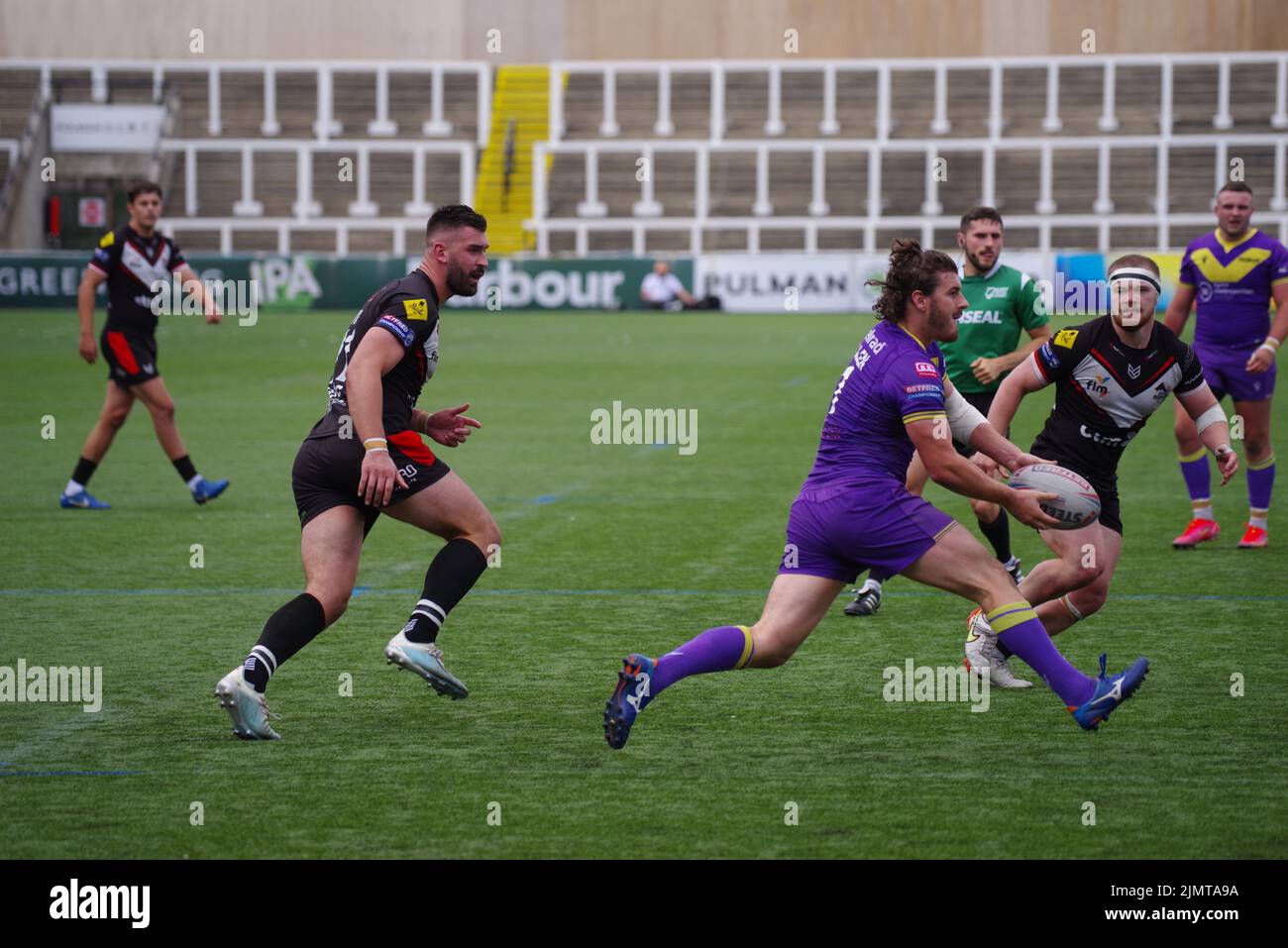 Newcastle upon Tyne, England, 7. August 2022. Craig Mullen, der den Ball für Newcastle Thunder gegen die London Broncos in der Betfred Championship im Kingston Park übergibt.Quelle: Colin Edwards Stockfoto
