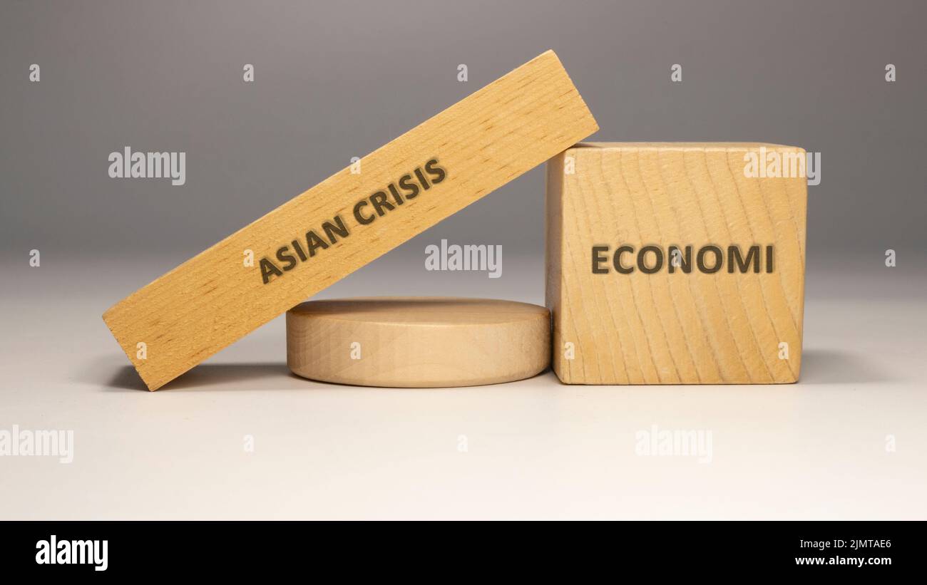 Asiatische Krise auf Holzoberfläche geschrieben. Wirtschaft und Geschäft Stockfoto