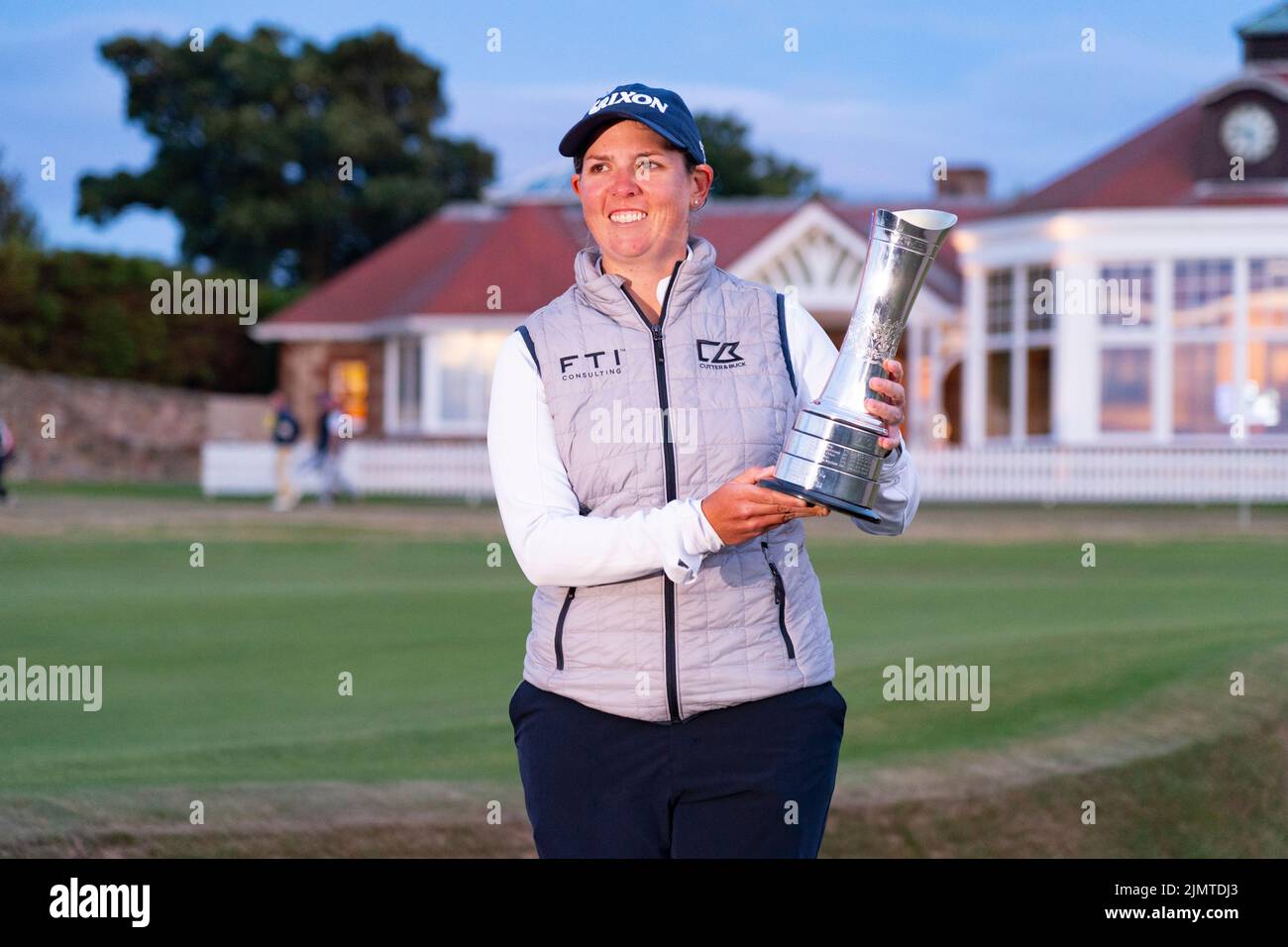 Gullane, Schottland, Großbritannien. 7.. August 2022. Finalrunde der AIG Women’s Open Golf Championship in Muirfield in East Lothian. PIC; Ashleigh Buhai aus Südafrika feiert das Loch des siegreichen Putts auf 4. Extraholes, um heute Abend die AIG Women’s Open in Muirfield zu gewinnen. Sie schlug in Gee Chun aus Südkorea auf dem 4. zusätzlichen Loch in einem Playoff, nachdem beide Spieler zehn unter Par. Iain Masterton/Alamy Live News beendet hatten Stockfoto