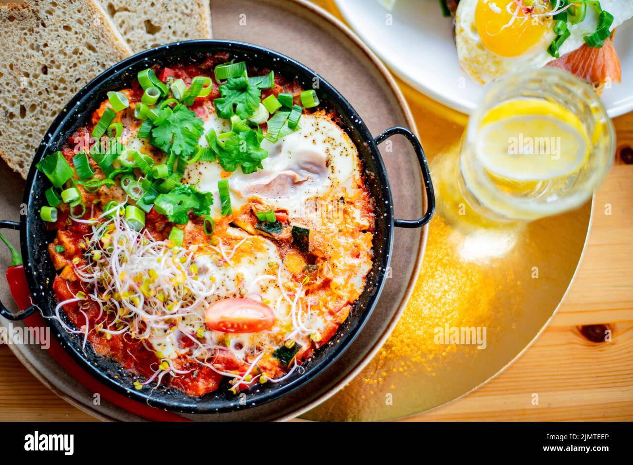 Eiershakshouka-Gericht auf einem Restauranttisch Stockfoto