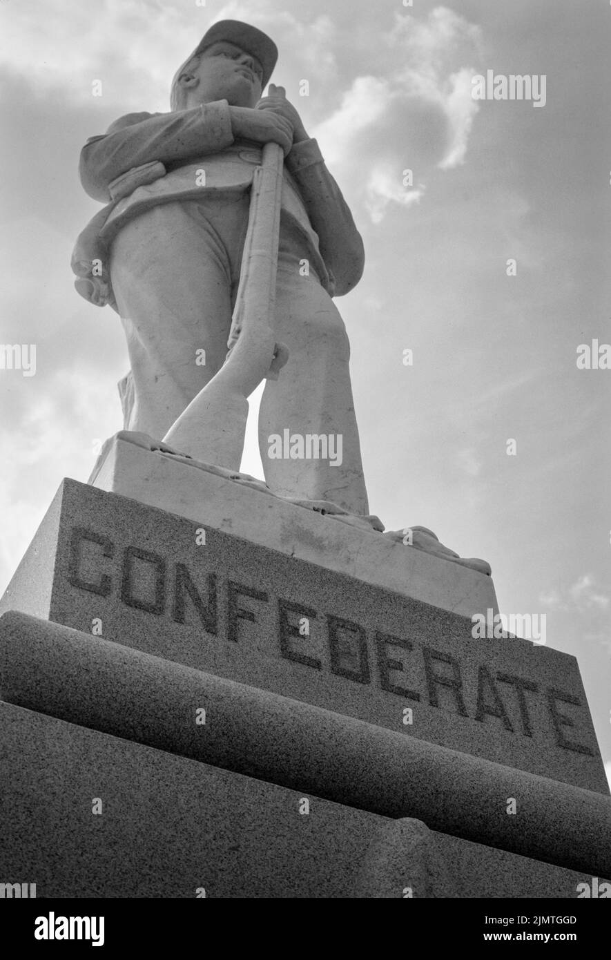 Das konföderierte Denkmal steht gegenüber dem Dooly County Courthouse in Wien, Georgia. Ein Abbild eines Soldaten der konföderierten Armee steht. Stockfoto