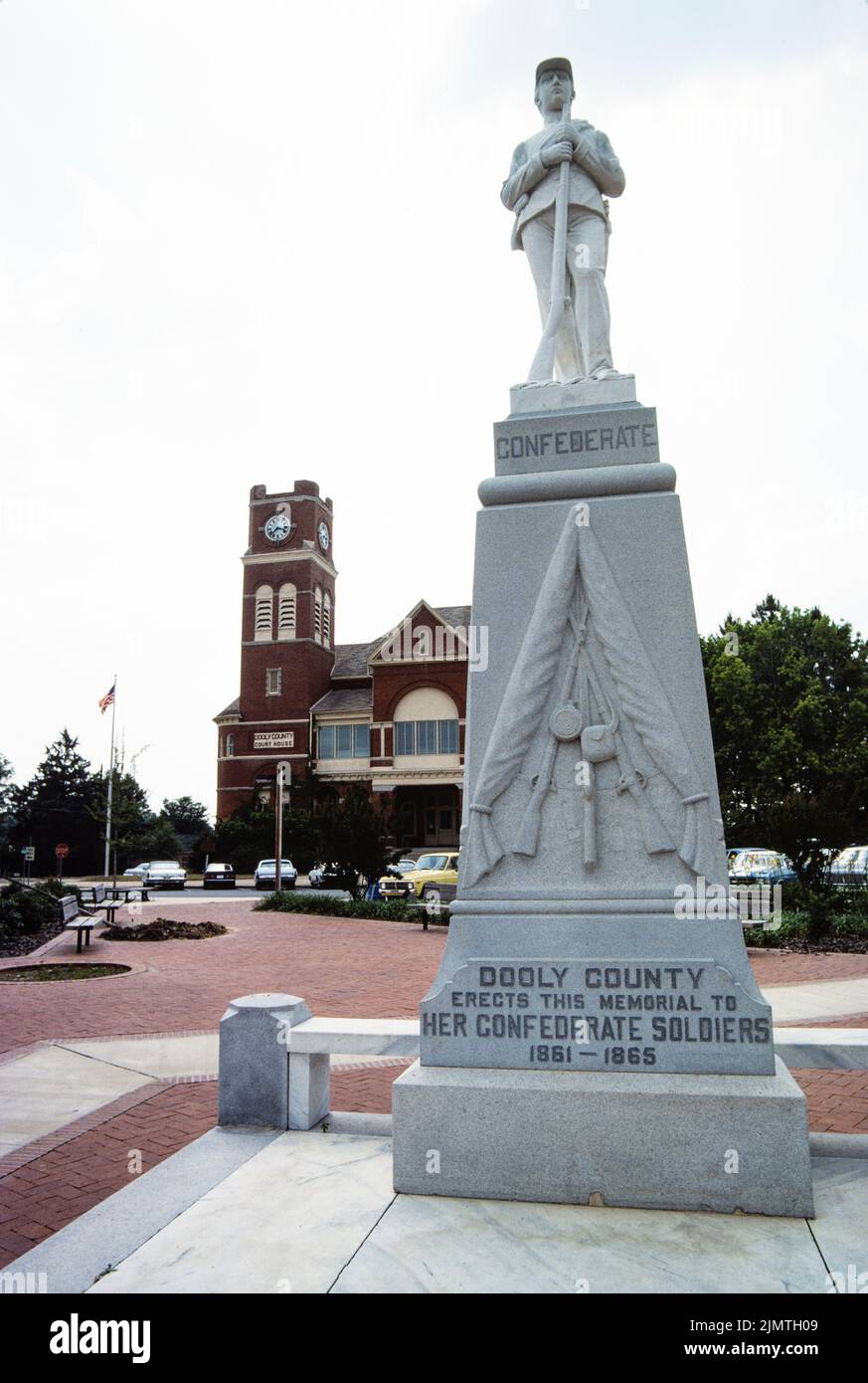 Das konföderierte Denkmal steht gegenüber dem Dooly County Courthouse in Wien, Georgia. Ein Abbild eines Soldaten der konföderierten Armee steht. Stockfoto