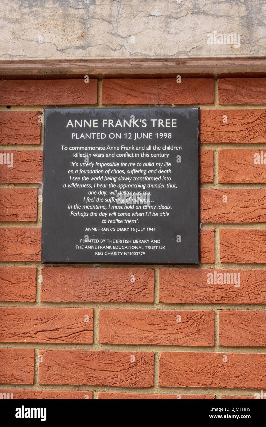 London, Großbritannien - 3. Juli 2022: Anne Franks Baumtafel, weißer Text auf schwarzem Hintergrund gegen rote Ziegelsteine vor dem Vorhof der British Library and Knowledge Stockfoto