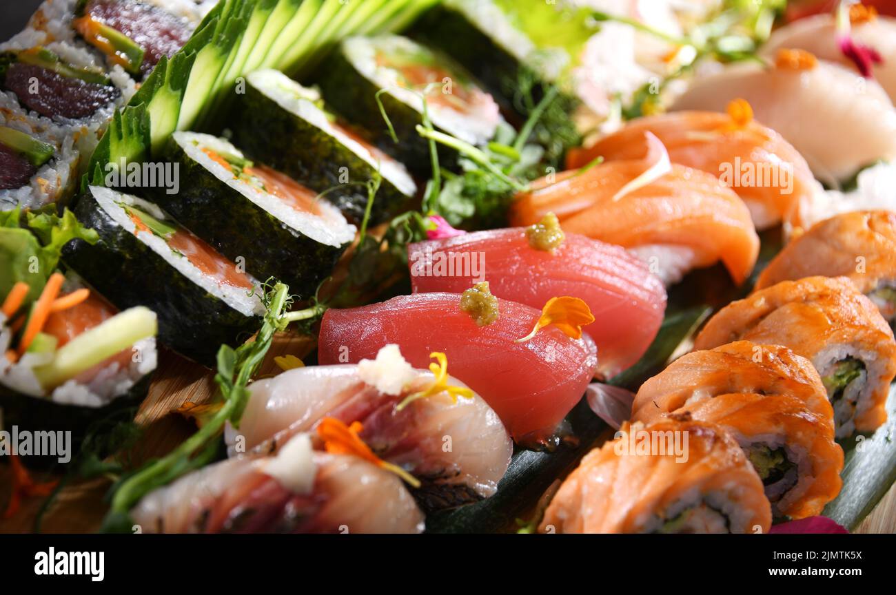 Komposition mit einer Vielzahl von Sushi-Rollen Stockfoto