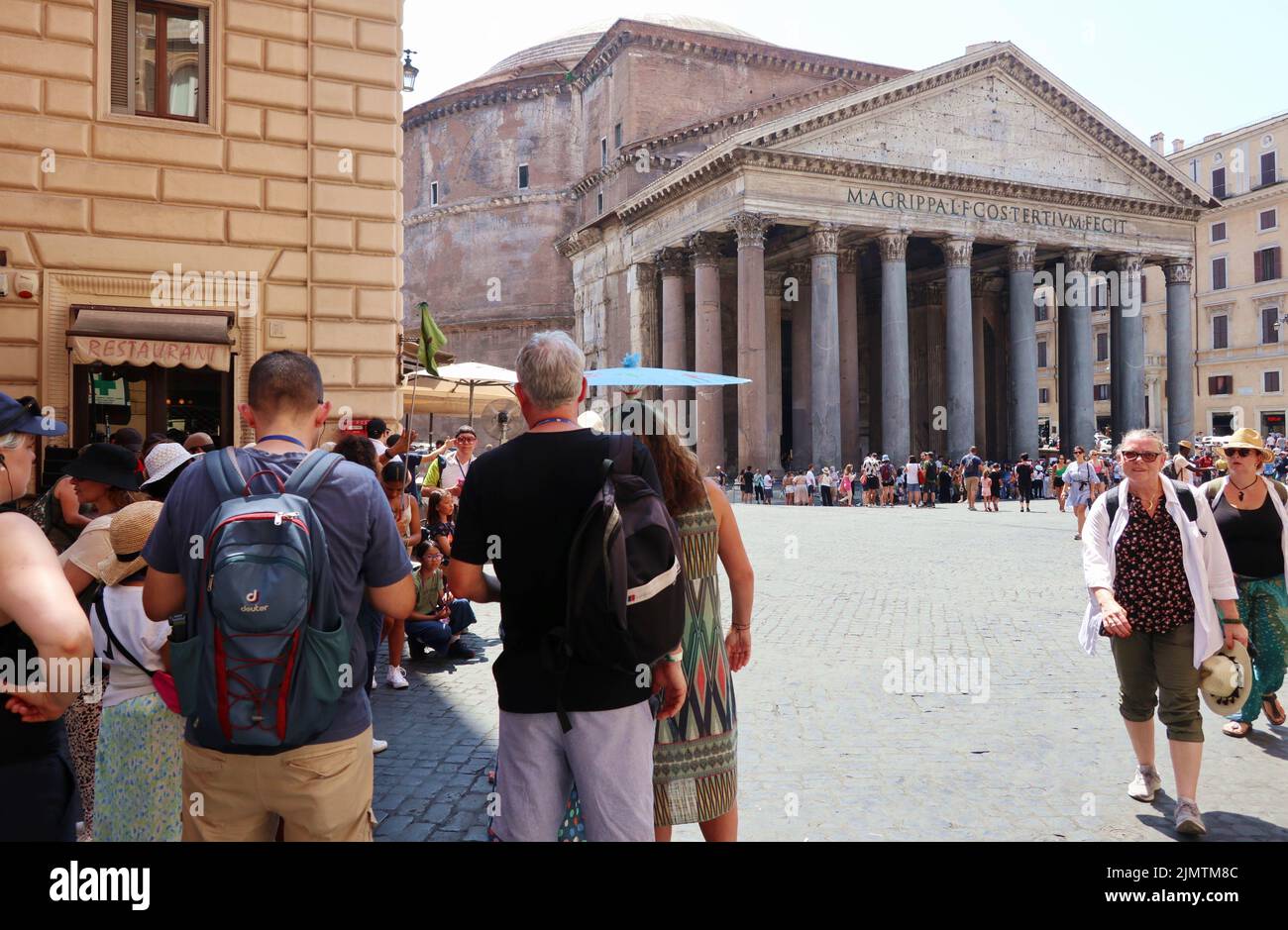 Rom, Italien. 07. August 2022. Touristen in Rom, Italien am 7. August 2022. (Foto: Elisa Gestri/Sipa USA) Quelle: SIPA USA/Alamy Live News Stockfoto