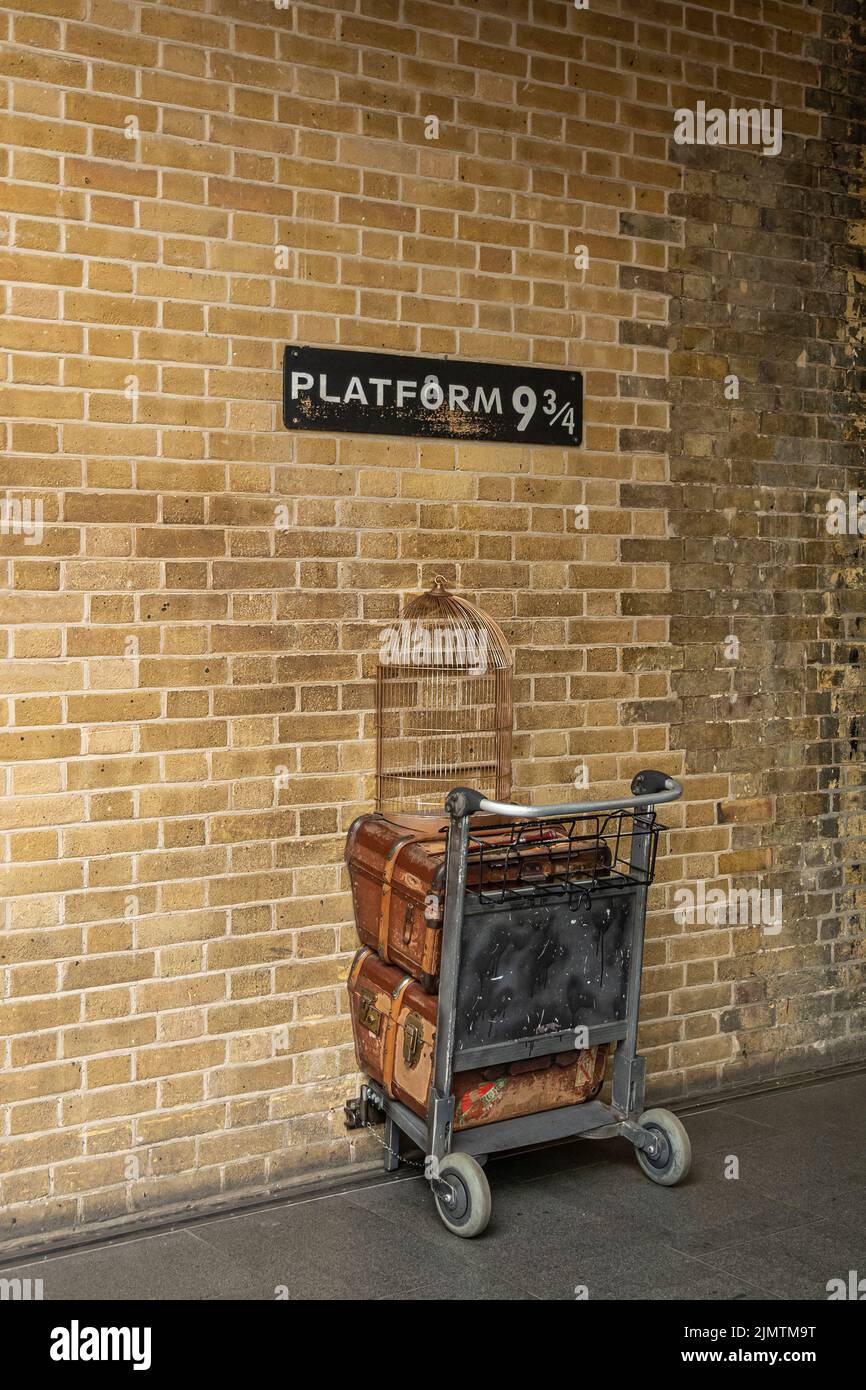 Platform 9 3 4 kings cross station Fotos und Bildmaterial in hoher