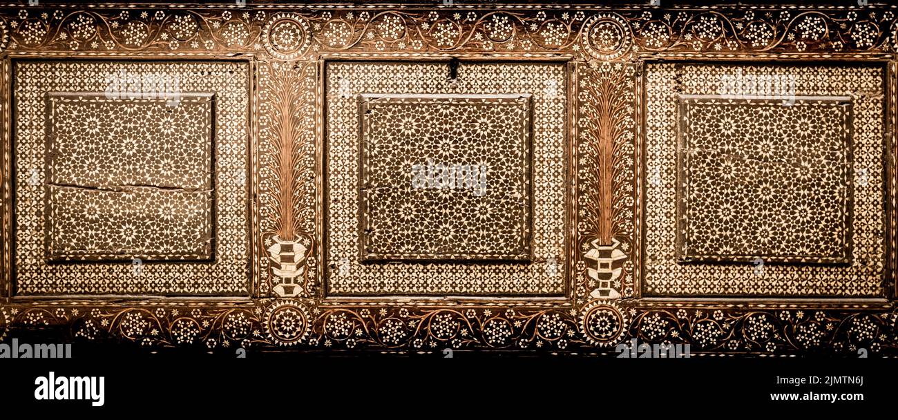 Antike Holzdekorationen auf italienischen Möbeln aus dem 15. Jahrhundert. Vintage und Gothic Hintergrund. Stockfoto