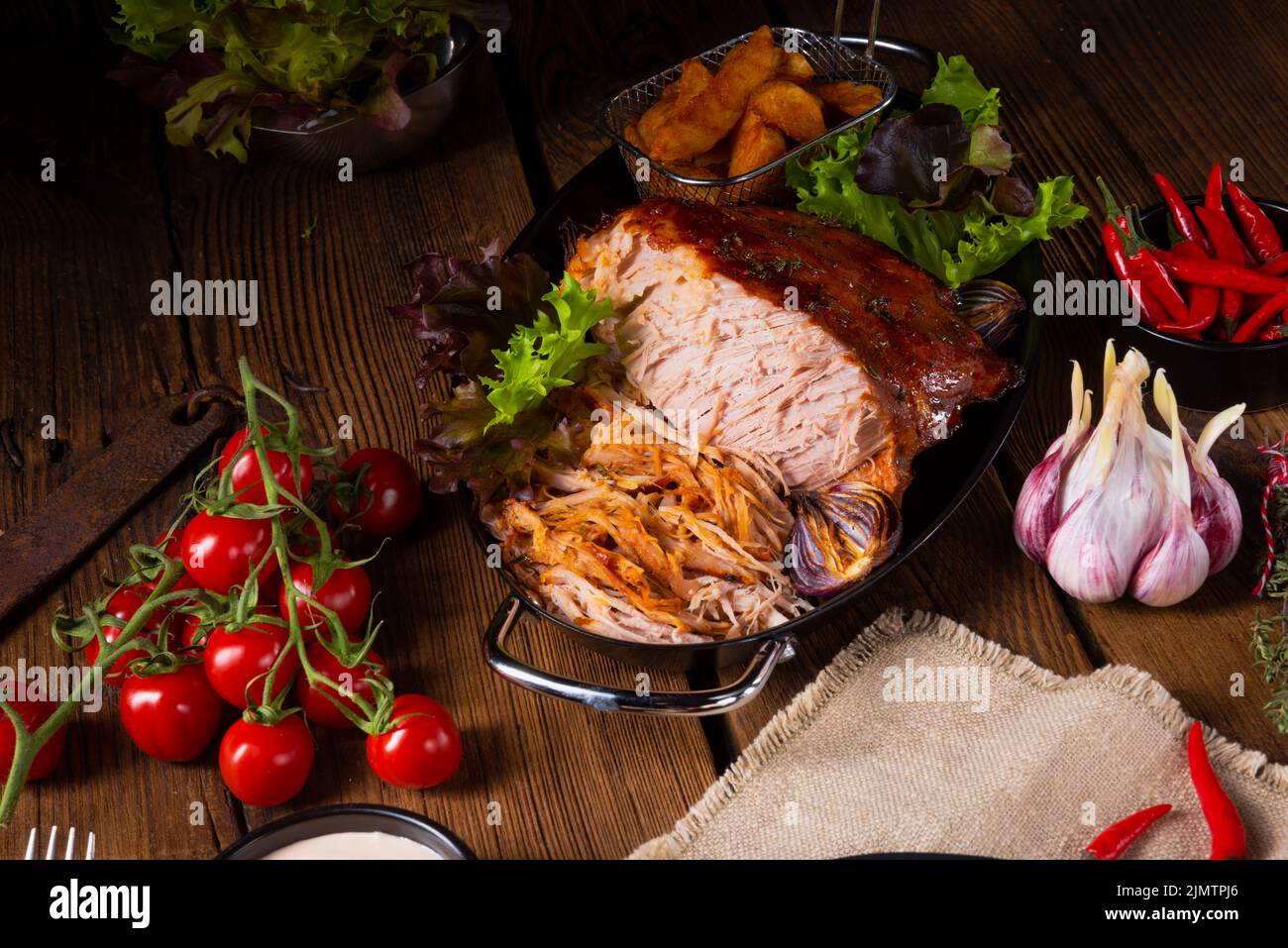 Leckere Pulled Schweinefleisch Wrap mit Gemüse. Stockfoto