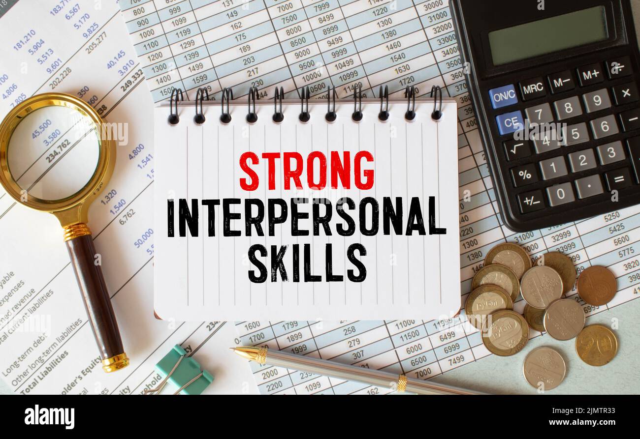 Closeup auf Geschäftsmann hält eine Karte mit starke ZWISCHENMENSCHLICHE Fähigkeiten Nachricht, Firmen-Konzept-Image mit soft-Fokus-Hintergrund Stockfoto