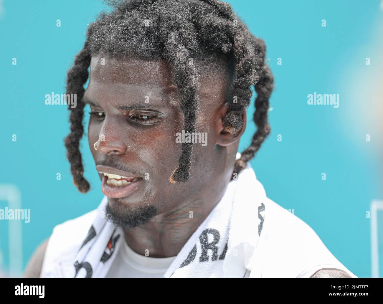 Miami. FL USA; Wide Receiver Tireek Hill (10) beantwortete Fragen auf dem Podium nach dem Miami Dolphins Training Camp am Samstag, 6. August 2022, in Bapti Stockfoto Miami. FL USA; Wide Receiver Tireek Hill (10) beantwortete Fragen auf dem Podium nach dem Miami Dolphins Training Camp am Samstag, 6. August 2022, in Bapti Stockfoto