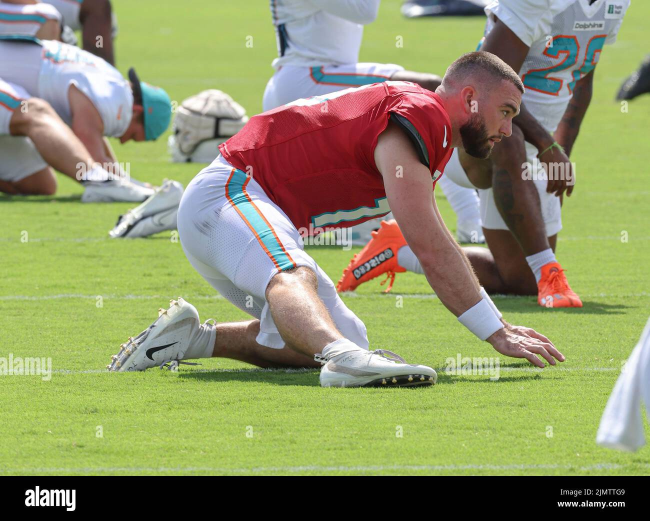 Miami. FL USA; Backup Quarterback Skylar Thompson (19) erstreckt sich während des Miami Dolphins Training Camp, Samstag, 6. August 2022, bei Baptist Health Trai Stockfoto