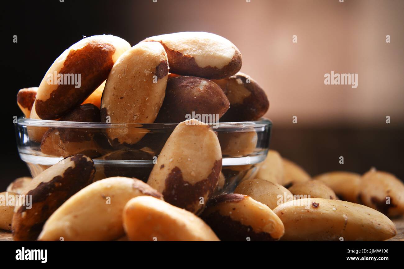 Zusammensetzung mit einer Schüssel geschälte paranüsse. Delikatessen Stockfoto