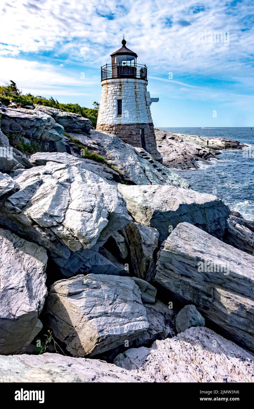 Malerische Aussicht auf den weißen Castle Hill Lighthouse, Newport, Rhode Island Stockfoto