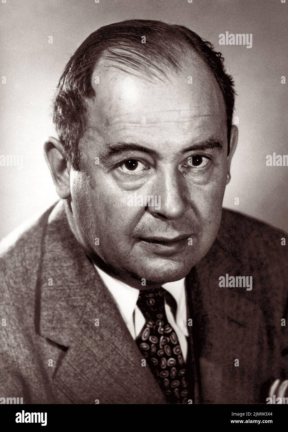 John von Neumann (1903-1957), ungarisch-amerikanischer Mathematiker, Physiker, Informatiker, Ingenieur und Universalgelehrter. Von Neumann leistete wichtige Beiträge zu einer Vielzahl von Bereichen. Während des Zweiten Weltkriegs arbeitete er am Manhattan-Projekt und wurde später Kommissar der US-Atomenergiekommission. Foto: 1956. Stockfoto