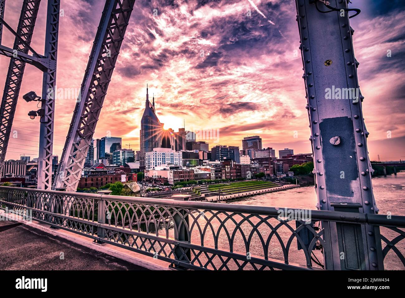 Skyline von Nashville tennessee bei Sonnenuntergang am Wasser Stockfoto