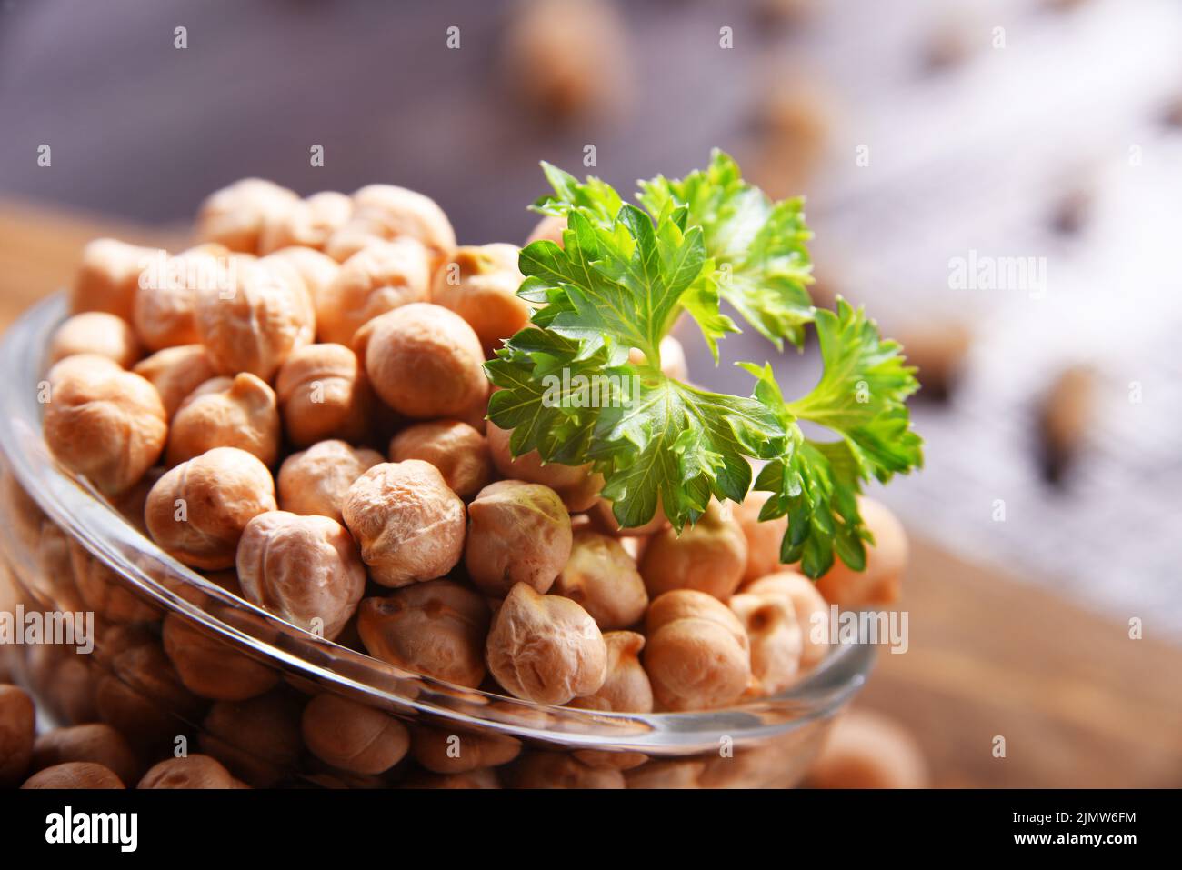 Komposition mit Schüssel mit Kichererbsen auf Holztisch. Stockfoto
