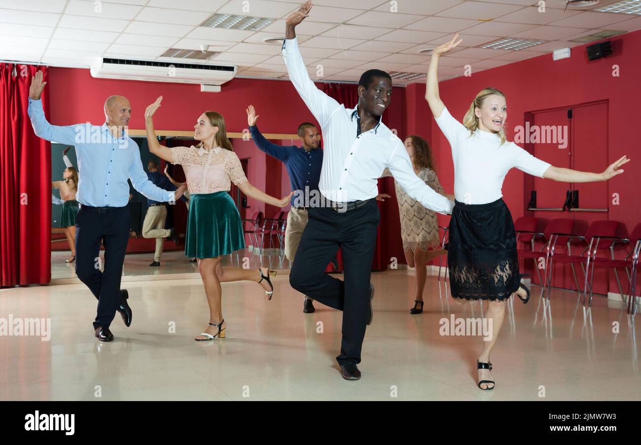 Junge Menschen üben gemeinsam Drehbewegungen im modernen Tanzstudio Stockfoto Junge Menschen üben gemeinsam Drehbewegungen im modernen Tanzstudio Stockfoto