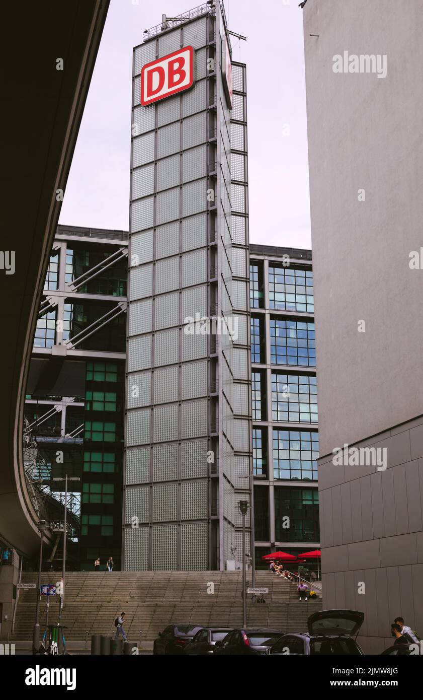 Eine vertikale Low-Angle-Aufnahme des schönen Berliner Hauptbahnhofsturms in Deutschland Stockfoto