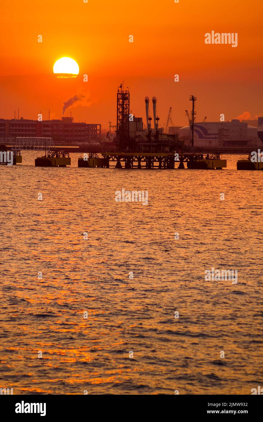 Silhouette und Dämmerung des Industriegebiets von Kawasaki Stockfoto