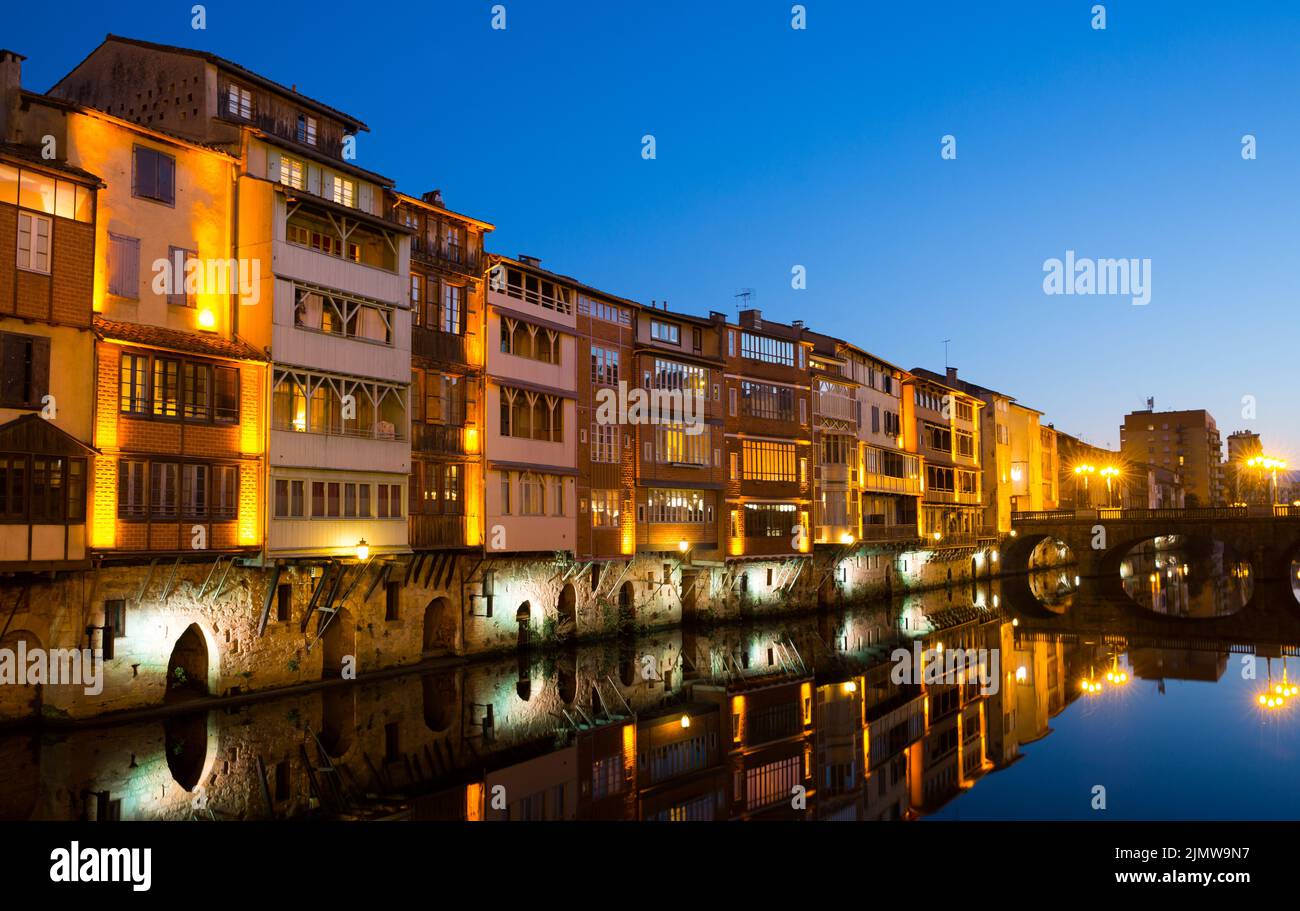 Blick auf Castres in der Abenddämmerung Stockfoto