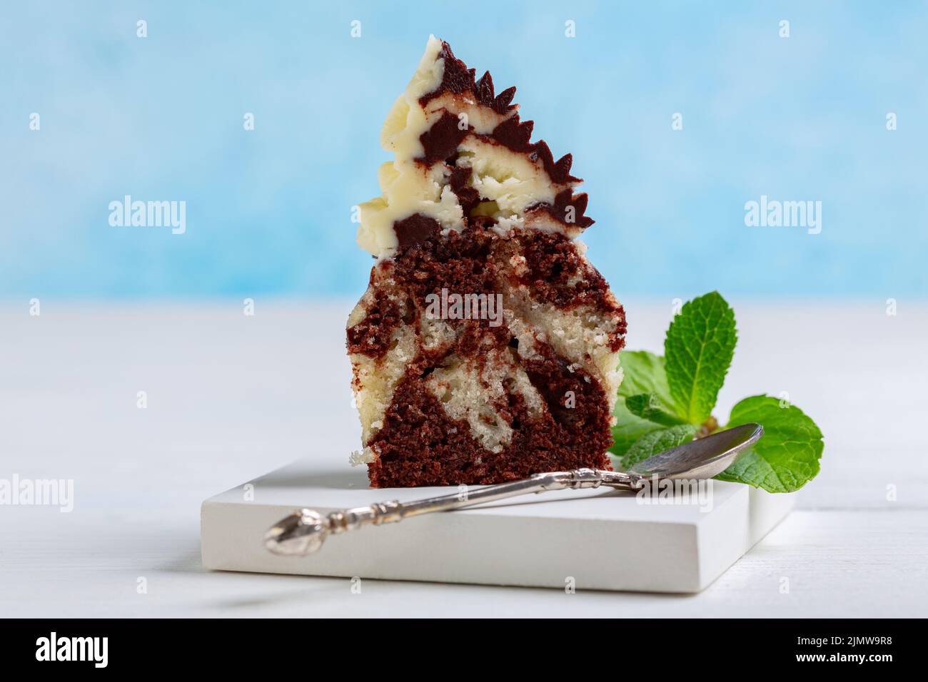 Hausgemachte Schokolade und Vanille-Cupcake. Stockfoto