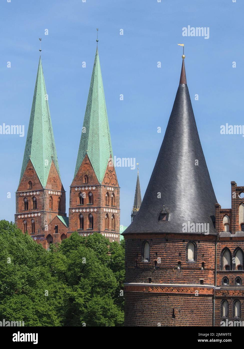 LÃ¼beck - Marienkirche (St. Maria-Kirche) und Holstentor (Holstentor), Deutschland Stockfoto