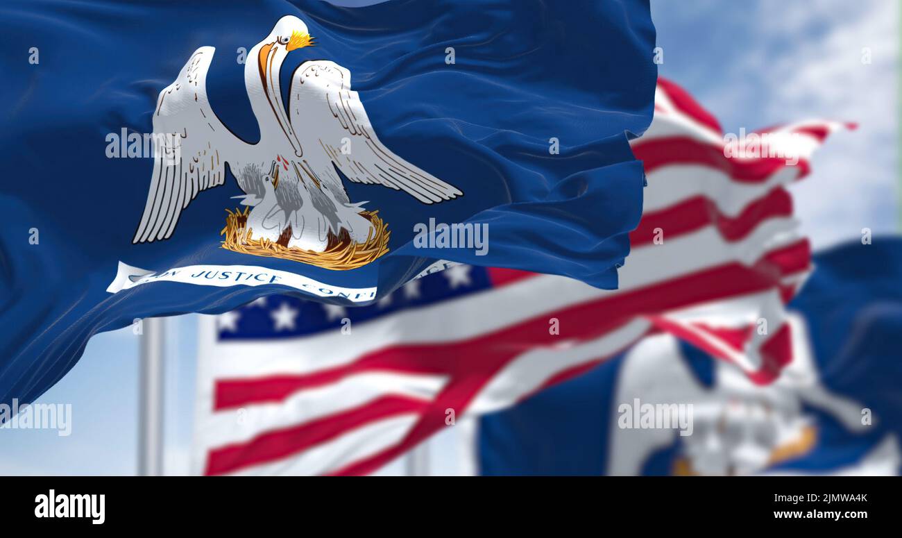 Die Staatsflagge von Louisiana winkt zusammen mit der Nationalflagge der Vereinigten Staaten von Amerika Stockfoto