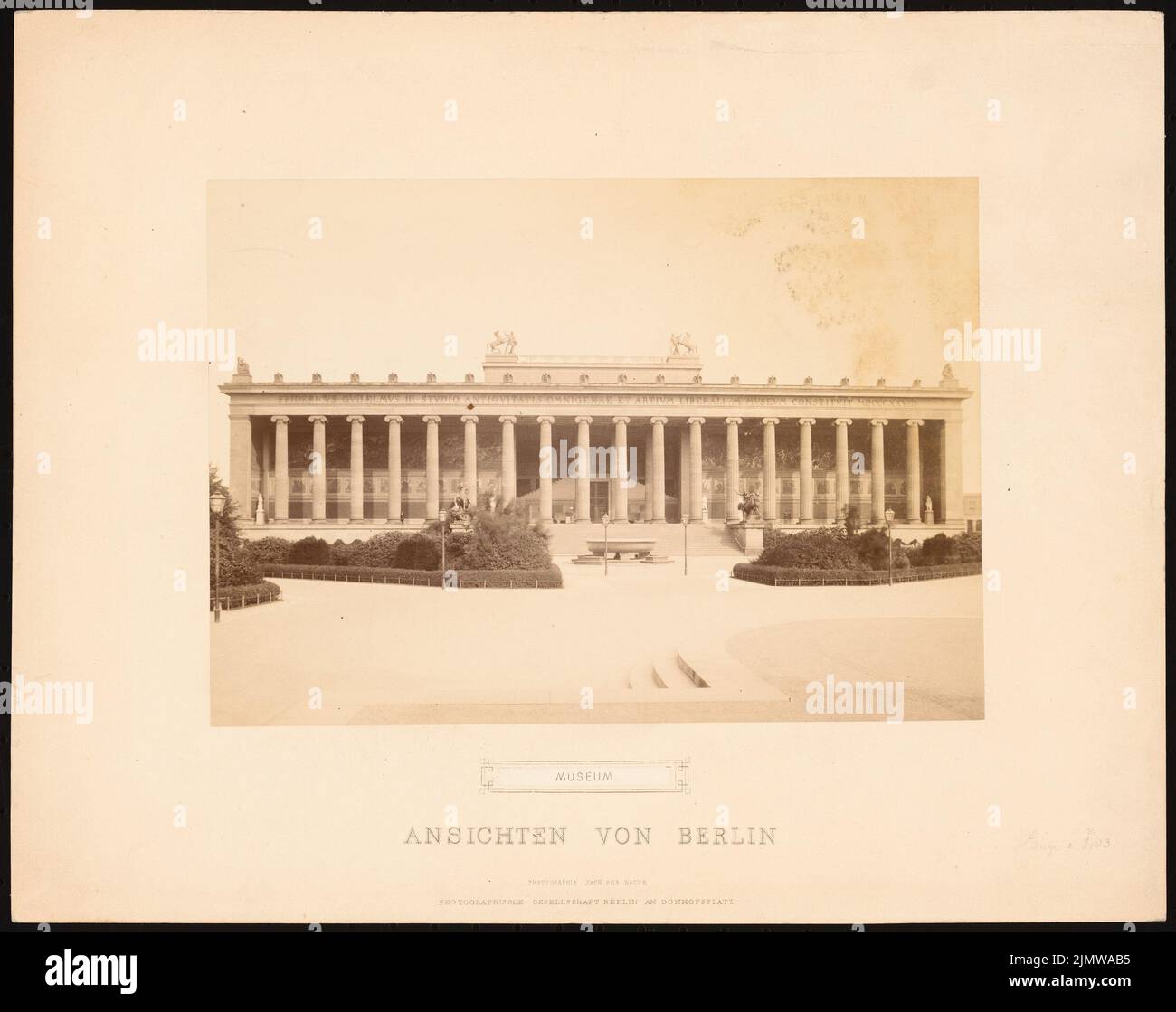 Schinkel Karl Friedrich (1781-1841), Altes Museum auf der Museumsinsel, Berlin (ohne Dat.): Blick auf die Fassade als Lustgarten mit Granitschale. Foto auf Karton, 31,5 x 39,7 cm (inklusive Scan-Kanten) Schinkel Karl Friedrich (1781-1841): Altes Museum auf der Museumsinsel, Berlin Stockfoto