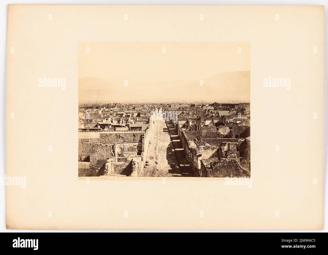 Unbekannter Künstler, Ansicht von Pompei (ohne Datum): Blick auf die Hauptstraße. Foto auf Papier, 32,9 x 46,4 cm (inklusive Scankanten) unbek. Fotograf : Ansicht von Pompeji Stockfoto
