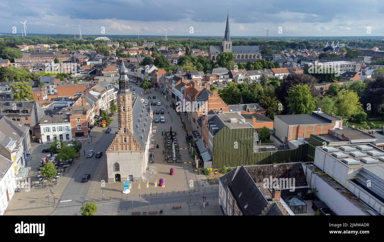 Herentals, Belgien, 7.. juni 2022, Luftdrohnenaufnahme des Stadtzentrums von Herentals mit dem historischen mittelalterlichen Tuch hal Stockfoto